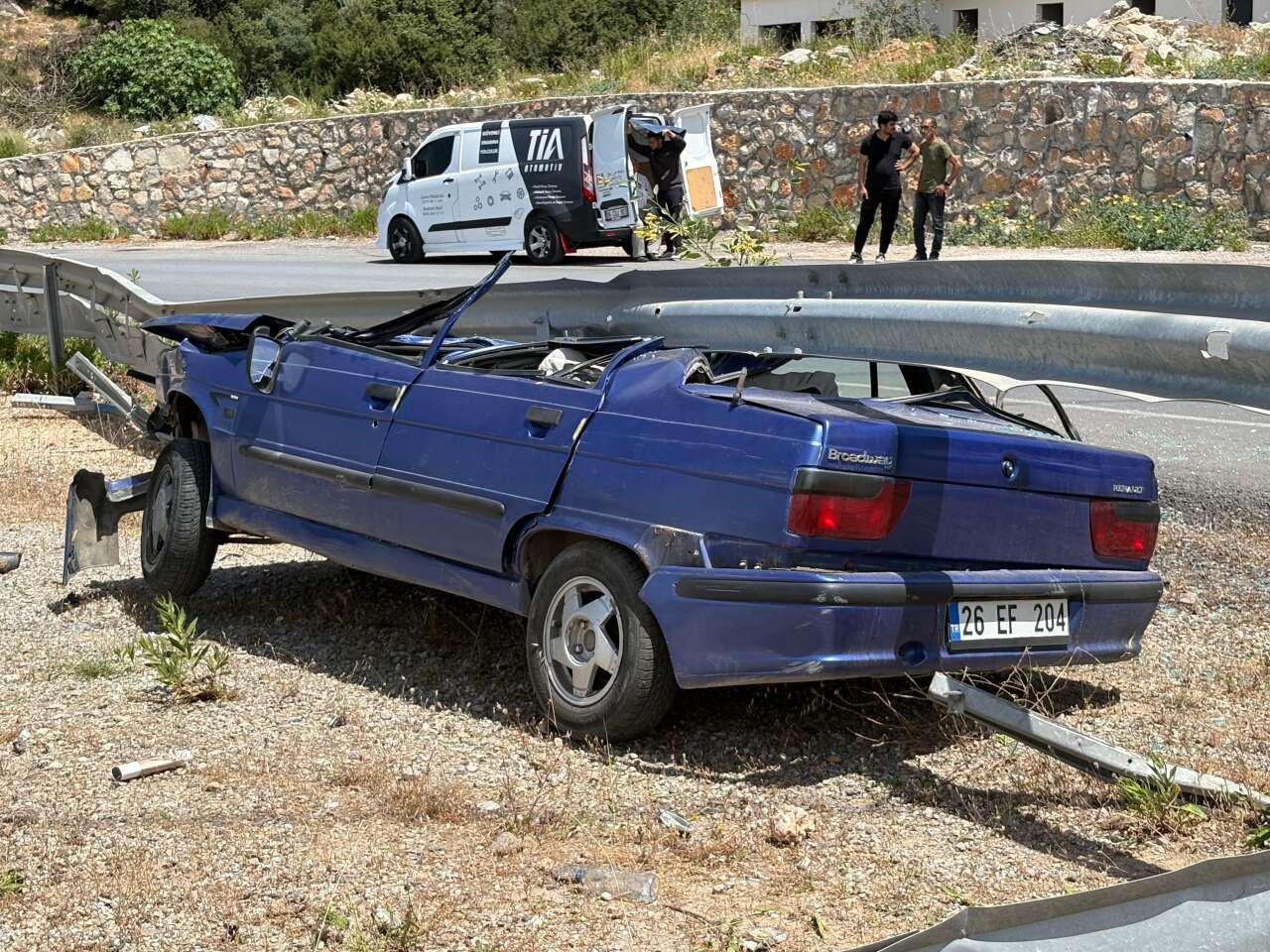 Muğla’da Feci Kaza: Bariyerlere Çarpan Sürücü Yaralandı 3